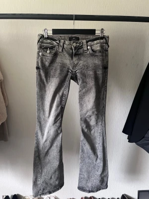 True Religion jeans  - Super fina låga midjade bootcut jeans från True religion! Model: Joey, low rise flare. Storlek: 25 