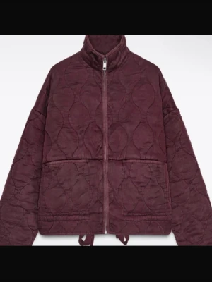 Zara jacka  - quiltad vinröd jacka från Zara ! Såldes förra året använt skick ( lite noppringar osv ) därav priset ! 