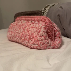 virkad clutch bag  - En fin clutch bag💓 - akryl, mohair, bomulls garn - 4,5 garnnystan  - 11h arbete  - Blommigt mönster  - inga djur eller rökning i hemmet  Jag har virkat den själv och om man vill ha en speciell så är det bara att skriva till mig💓