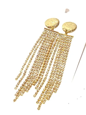 Strass örhängen med ädelstenar  - Örhängen med med strass kedjor som är long lasting pläderade och stenarna är i ädelstenar av cubic zirconia. Örhängen i finare material. Guld färgen är Ljusguld.   Längd 10.5cm och bredd 1.5cm 