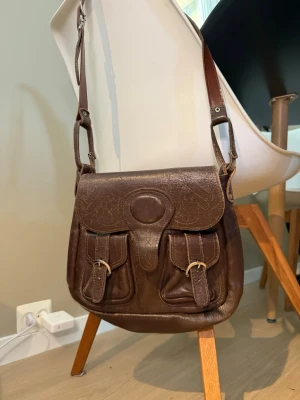 Skulderveske  - KJEMPE fin og god kvalitet på denne veske! Kan sende bild på baksiden og innsiden hvis det ønskes💐Kan leveres eller hentes i Frogner!