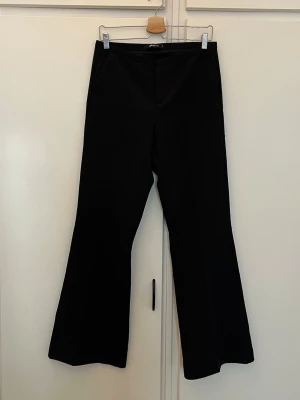 Kostymbyxor  - Säljer dessa svarta kostymbyxor ifrån ginatricot i storlek M. Snygga och väldigt bekväma.💗