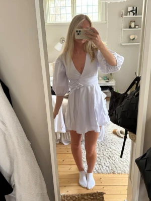 Vit klänning - Jättefin vit klänning som är helt ny med prislapp. Från showpo men tyvärr för liten för mig som vanligtvis har s/m