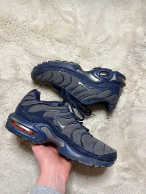 Nike Air Tn - 38 - Hej, säljer dessa Nike Air Tn i wolfgrey/ navy blue. De är storlek 38 och är i okej skick, de har vissa skavanker men ingen som syns direkt. Kolla bilder för detaljer! Pris kan diskuteras😁