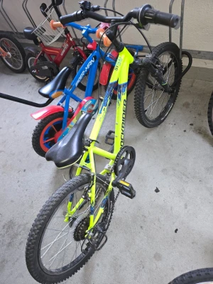 Gul barncykel Rockrider ST500 - Säljer en cool gul barncykel Rockrider ST500 med svarta detaljer och blåa dekaler. Cykeln har växlar, grova däck och handbromsar. Perfekt för äventyr och cykelturer. Sadel och handtag i svart, ram i tålig metall. Behöver bara pumpas fungerar bra. Cykeln lås ingår helt ny.