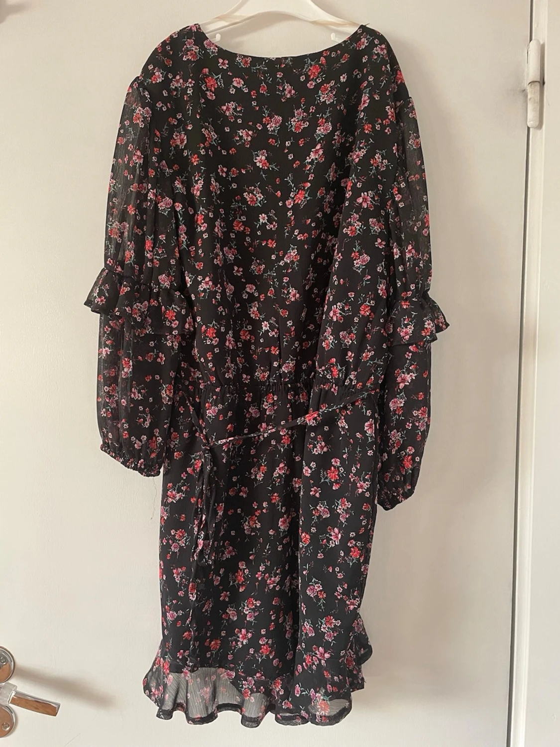 Svart blommig klänning - 1