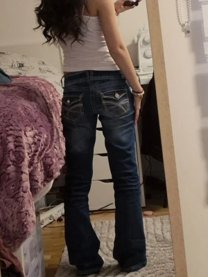Assnygga jeans från märket Wallflower - Jätte snygga och coola jeans från Wallflower köpta i A2 vintage. Jätte snygg design i bakfickan. Står ej storlek men motsvarar 34 i midjan och innebenslängd är 74 cm. Skriv järna om prisförslag eller funderingar ❤️🫶🫶