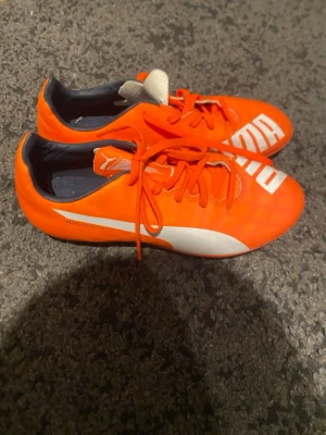 Puma fotbollsskor 37  - Säljer dessa puma fotbollsskor storlek 37 och är lite använda men knappt priset är inte hugget skriv gärna vid intresse 