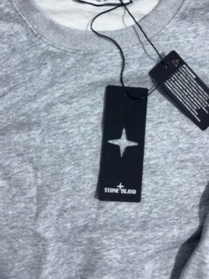 Stone Island tröja grå - Stone Island tröja i färgen grå helt ny