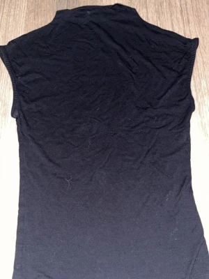 Topp - svart topp från ginatricot i storlek xs💗