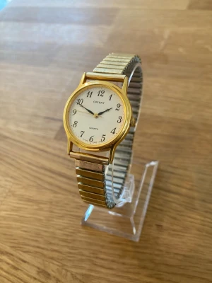 1980 Orient Gold Plated 28mm Vintageur - Säljer en snygg stilren vintage klocka från japanska Orient i nyskick enligt bilder. Fungerar bra, originalarmband i flexband/stål, japanskt urverk, mineralglas, vattentät osv. Behöver bara nytt batteri.  Begagnat värde: 700-1000 SEK Mitt pris: 589 SEK  Skickas alltid snabbt och spårbart. Skriv vid frågor och se gärna mina andra annonser!   GRATIS: För återkommande kunder erbjuder jag personlig experthjälp för dig att göra nya fynd (nytt & begagnat). Fråga för mer info!