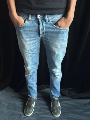 Dondup George jeans  - Dondup George med feta slitningar🙌| kan byta mot nudie jeans eller Superdry hoodies🤗