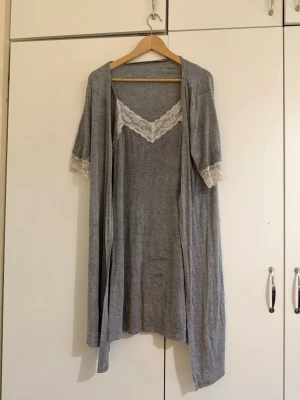 Grå morgonrock med spetsdetaljer - Mysig grå morgonrock och nattlinne (nattlinnet har ett pyttelitet hål som knappt syns)