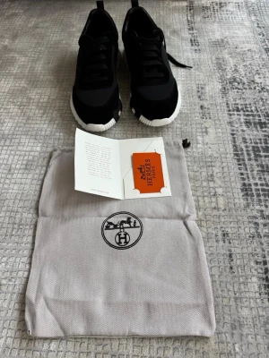 H skor - Ett par svarta H skor som är helt oanvända men det kommer ingen box men allt annat kommer med