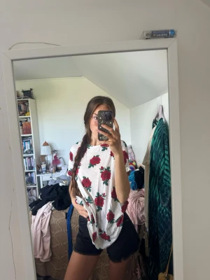 Bershka T-shirt  - Använd ett par gånger hemma 