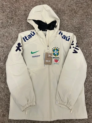 Brazil vindjacka/ vårjacka size M - Size L men passar som S-M, helt ny, den är till runt vår/höst eller sommarkvällar