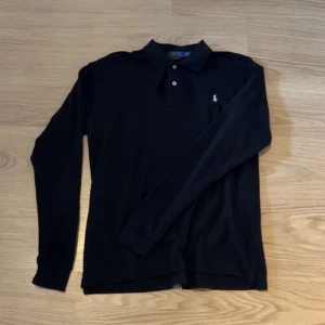 Svart långärmad piké från Polo Ralph Lauren - Har en lika Dan med röd logga för 400kr 