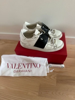 Valentino Garavani vita sneakers - Äkta Valentino sneakers i storlek 37 som är köpa på valentinos officiella hemsida. Inte rengjort dem jättenoga så går att få dem renare. Nya skosnören medföljer även om man vill byta dem🩷