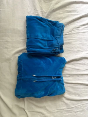 Blått loungewear-set från Juicy Couture - Säljer ett par klassiska blåa mjukisbyxor från Juicy Couture. Tröjan 600kr byxorna 600kr båda två 1000kr för snabb affär 600kr för båda 