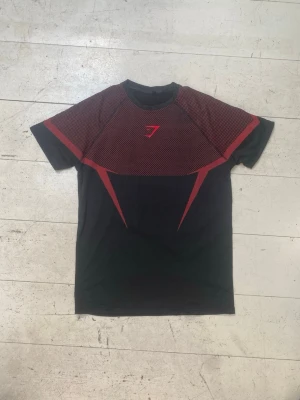 Svart/röd Gymshark Onyx 5.0 - Helt ny träningströja från Gymshark i storlek M. Rep.
