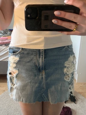 Jeanskjol ✨ - Jättesnygg jeanskjol från Hollister! Den är köpt här på plick men är ändå i gott skick, säljer pga att den är för stor. Perfekt inför sommaren!😍