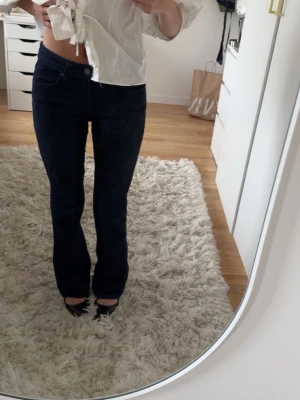 Mörkblå bootcut jeans - Säljer dessa snygga mörkblåa jeansen från Zara då de inte kommer till användning längre. De är lågmidjade, flared/bootcut. De är i bra skick! Pros kan diskuteras, skriv om frågor☺️