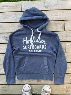 Hollister hoodie - Riktigt fet vintage hollister Hoodie. Riktigt schysst Hoodie. Storlek M i väldigt bra skick