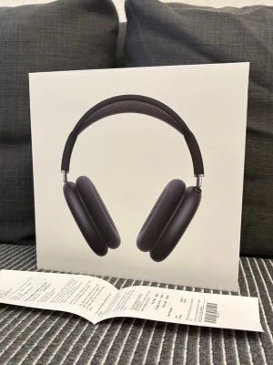 Apple AirPods Max  - Säljer ett par Apple AirPods Max i svart med Smart Case. Over-ear hörlurar med stilren design, mjuka öronkuddar och metallbyglar. Perfekta för dig som vill ha grymt ljud, brusreducering och premiumkänsla. Levereras i originalförpackning.