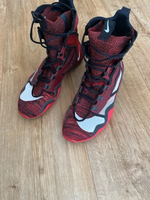 Nike hyperko 2.0 - Säljer mina Nike hyperko boxningsskor. Skorna är i använt skick men funkar lika bra som ett par nya. Skorna är i storlek 42,5 men passar även 43 och 42. Perfekta för sparring speciellt om du är van vid att vara på tårna och röra dig runt mycket