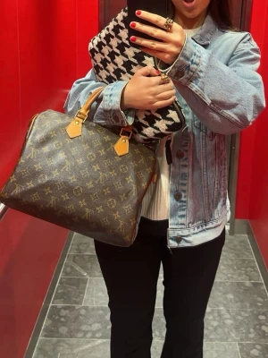 Louis Vuitton Speedy 30 väska - Intressekoll på min klassiska Louis Vuitton Speedy handväska i brunt monogramcanvas med detaljer i ljust läder och guldfärgade metalldelar. Köpt för 9000 kr vintage och är i superfint skick så kollar intresset 💕har såklart äkthetsbevis 