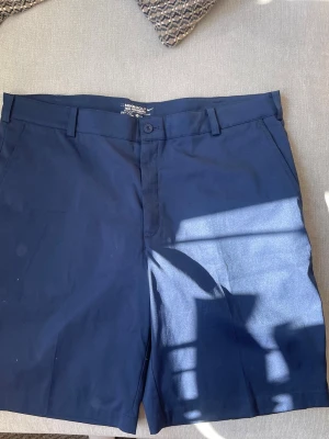 Nike Golf Tour Performance Shorts – Mörkblå – Strl 38 - Säljer ett par stilrena Nike Golf-shorts i mörkblå färg. Tillverkade med Dri-FIT-material som ger bra komfort och ventilation under varma dagar. Passar perfekt för golf, vardag eller sommarens aktiviteter.  ✅ Nike Golf Tour Performance ✅ Dri-FIT-material ✅ Mörkblå färg ✅ Storlek 38 ✅ Fickor fram och bak ✅ Bra skick  💰 199 kr  Vid frågor eller intresse är det bara att höra av sig!