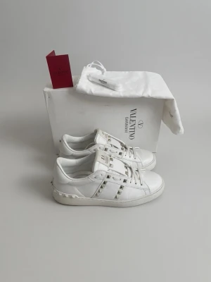 Vita Valentino Garavani sneakers - Storlek: 38 Skick: 8,8/10 – Nypris: ca 7300 kr Allting originalt ingår Extra nitar ingår  100% autentiska Kom privat vid frågor & köp.