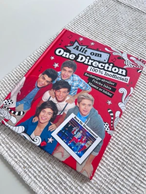 Allt om One Direction, bok - nyskick - Säljer boken ”Allt om One Direction” med skvaller, fakta och fina bilder.  Legat oanvänd alla dessa år, så i nyskick! 
