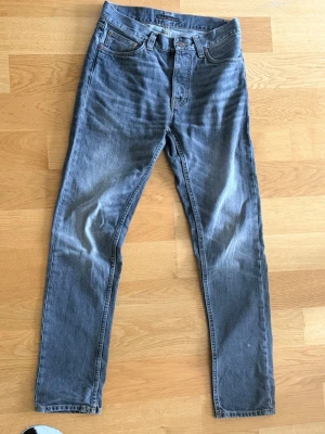 Nudie Jeans - Hej säljer mina nästan helt nya nudie steady Eddie II.  Nypris 1800kr, mitt pris 599kr. 🙌🏻 De sitter straight/slim och passar mig som är 180cm. Jeansen har fina fades och honeycombs och varken hål eller defekter. Priset är inte hugget vid sten. Hör av er vid frågor! 😁  Mått: (+/- 1cm)  Waist: 40cm Ytterben: 107cm Benöppning: 17cm