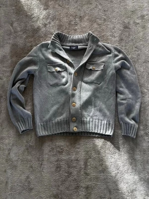 Hackett london cardigan - Snygg kofta ifrån hackett London i storlek M tröjan är i bra skick förutom en fläck på ryggen. Skriv om du har några frågor 
