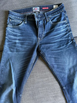 Crocker Regular Tapered jeans  - blå jeans från Crocker, modell 340 Regular Tapered. 