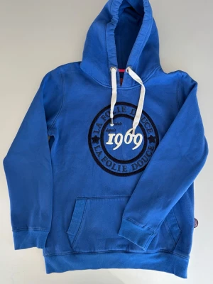 La Folie Douce Hoodie Blå Herr - La Folie Douce Hoodie i mycket bra skick. Nypris : 700-1200 SEK Pris : 149 SEK