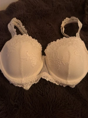 Intimissimi - Snygg vit bh med vadderade kupor och fina spets detaljer ifrån intimissmi 💕