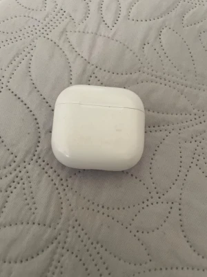 Airpods 4  - Säljer ett par Apple AirPods 4 med vitt laddningsetu och brusreduceringi. Snygg och kompakt design i blankt plastmaterial. Perfekta för trådlös musik och samtal, smidiga att ta med överallt och passar till alla Apple-enheter. Möts i sthlm pris kan diskuteras vid snabb affär. 1 airpod 