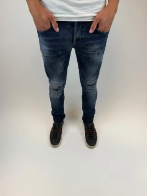 Dondup Jeans George  - Dondup Jeans George! Trendigaste jeansen på marknaden.  Ny pris= 4000 kr Säljs för= 1099 kr (Modellen har original slitningar från fabrik vilket är väldigt eftertraktat och populärt)