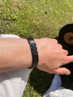 Svart lacoste armband - Riktigt snyggt armband från lacoste i svart. Använd fåtal gånger. Vid frågor är det bara att höra av sig. Skickar inom 24h