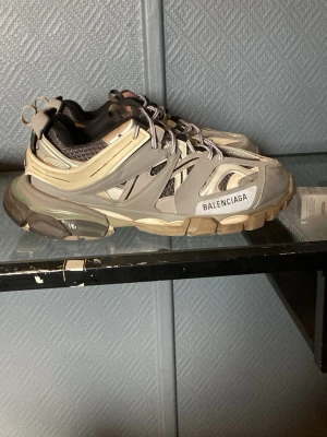 Balenci Track sneakers grå - Extra skosnörre medföljer. Pris kan diskuteras vid snabb affär. 