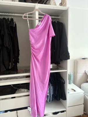 Ljuslila oneshoulder långklänning - Säljer en snygg ljuslila långklänning 
