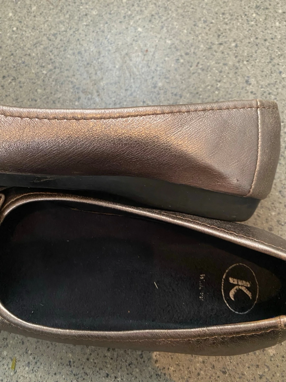 Bronzfärgade ballerinaskor med rosett - 2