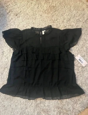 Blus - Säljer en jättefin blus från Nelly i storlek 44, som en L, som är lite genomskinlig och tunnare. Helt oanvänd med prislapp. Skriv vid frågor💗 nypris på nellyshemsida är 349kr