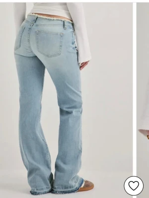 Nelly No Waist jeans lågmidjade  - Säljer mina favorit jeans för 110kr De är ganska slitna längst ner då jag var för kort för jeansen. De sitter perfekt i midjan och passar dig som har 36/34 . De är formbara så de anpassar sig efter din midja . Liten mini defekt på knäskålen men de är inget som någon märker 