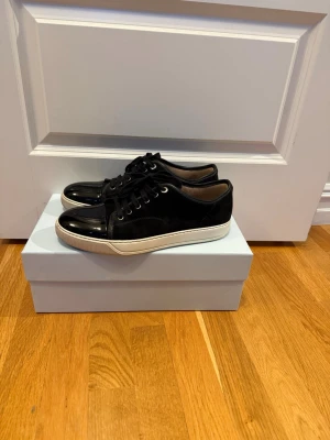 Lanvin skor svart - Lanvin skor svarta storlek 8 vilket motsvarar 42/43 fint skick lite tecken på användning men väldigt fint använda allt og