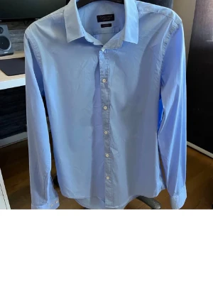 Skjorta från Zara - Snygg ljusblå skjorta från Zara i storlek M i mycket fint skick.