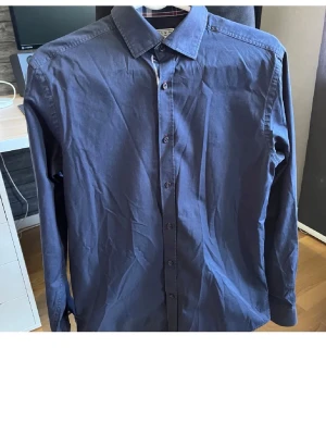 Mörkblå klassisk skjorta - Snygg marinblå skjorta från Jack & Jones, storlek M i fint skick.
