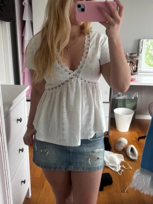 Vit spetstopp - Jättegullig vit topp!🥹🥹💕💕💕 Aldrig använt den själv men köpt second hand. Vet tyvärr inte storlek men passar mig som har S.